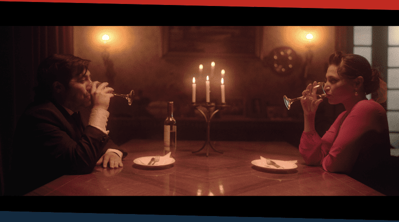 Un hombre y una mjuer en una mesa con copas de vino. Portada Bluestone.