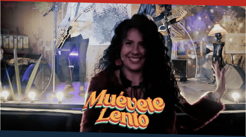 Una mujer en la imagen y letras de Muévete Lento