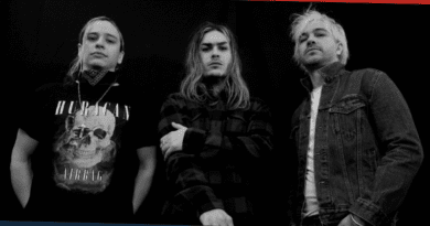 3 personas en la imagen. Banda Airbag