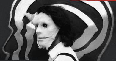 Una persona con mascara en la foto. Danny D. Weirdo Portada