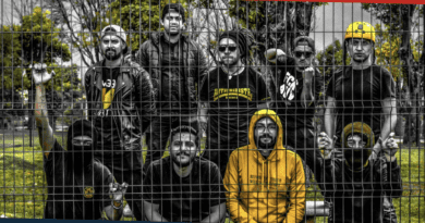 Nueve personas en la foto detrás de una reja. Foto de El Punto Ska.