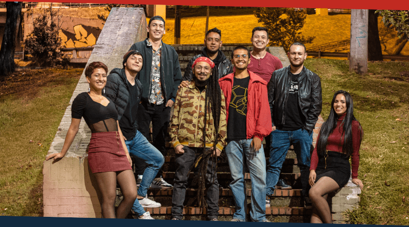 Nueve personas en la foto, dos mujeres y 7 hombres. Le Rouge Band