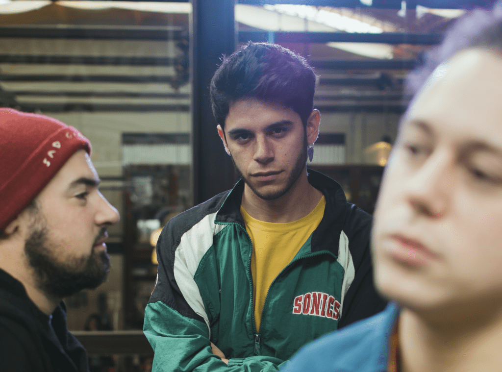 Tres personas en la foto. Naranja Büm banda.