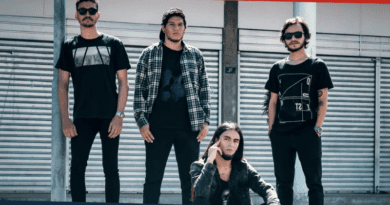 Cuatro personas en la foto, Tercera Parte Banda.