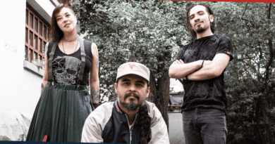 3 personas en la foto. XinniX (2 personas) y Edson Velandia.