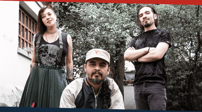 3 personas en la foto. XinniX (2 personas) y Edson Velandia.