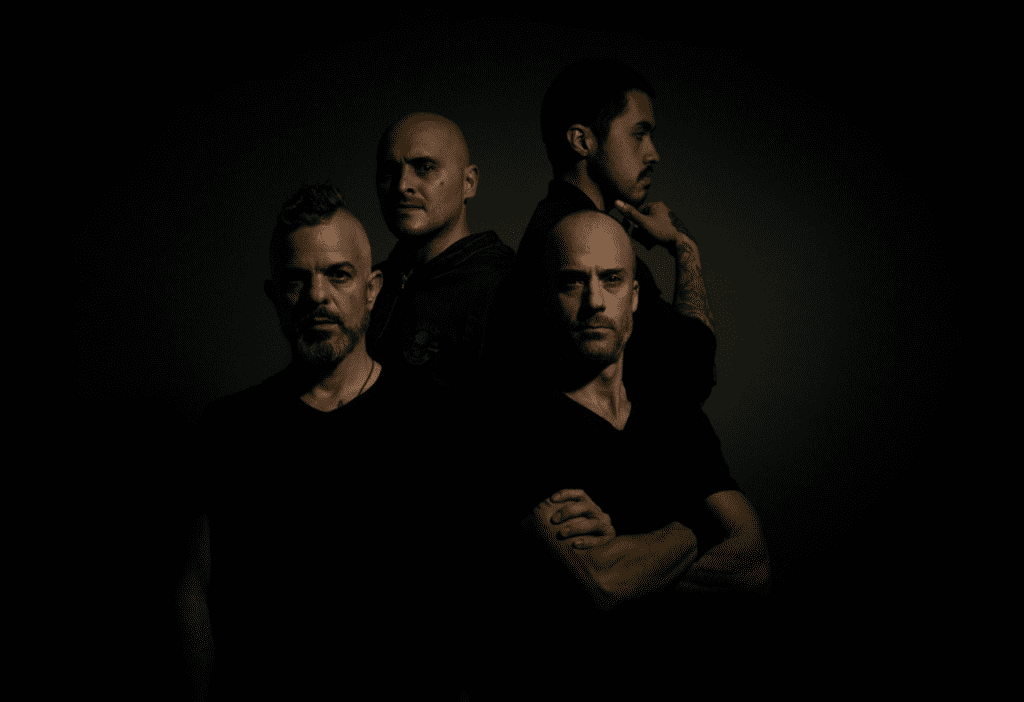 Foto de 4 personas. Mástil Banda.