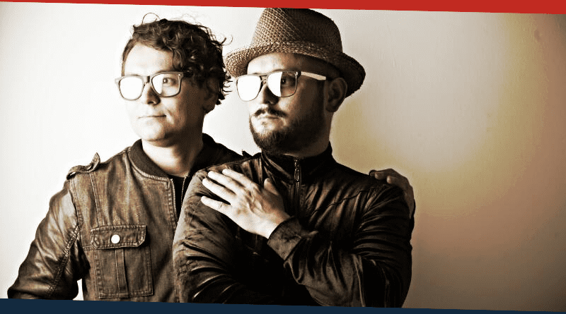 Dos personas Ariasonica Banda