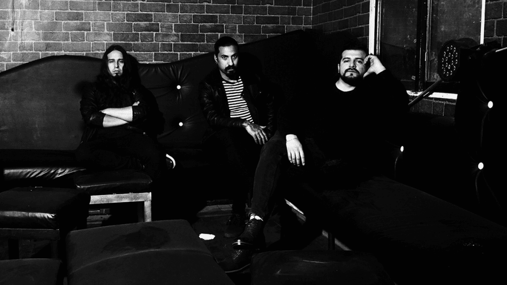 Piel Banda: 
e Izquierda a derecha sus integrantes:
Nano Cortés (Bajo y coros), Alex Portillo (Voz y Guitarra) y Rodrigo Carvajal (Batería)