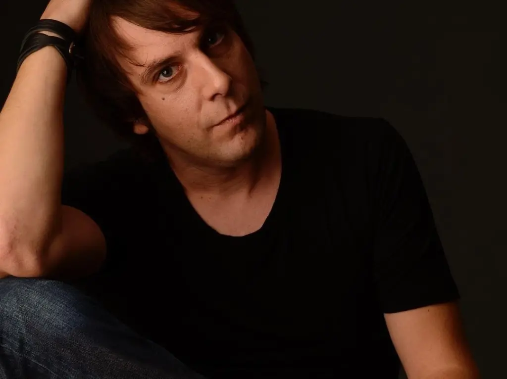 Desde Suiza Nuel presenta 'Never Give In'